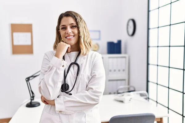 Young Hispanic Woman Wearing Doctor Stethoscope Arms Crossed Gesture Clinic — Photo