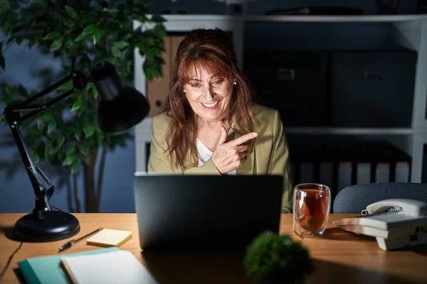 Middle Age Hispanic Woman Working Using Computer Laptop Night Cheerful — Stockfoto