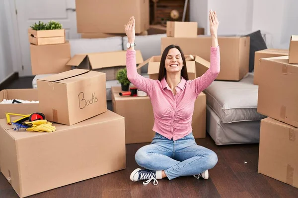 Young Beautiful Hispanic Woman Sitting Floor Celebrate Expression New Home — Foto Stock