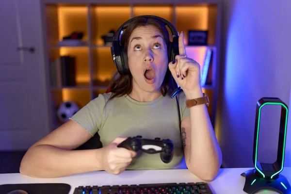 Schöne Brünette Frau Spielt Videospiele Mit Kopfhörern Erstaunt Und Überrascht — Stockfoto
