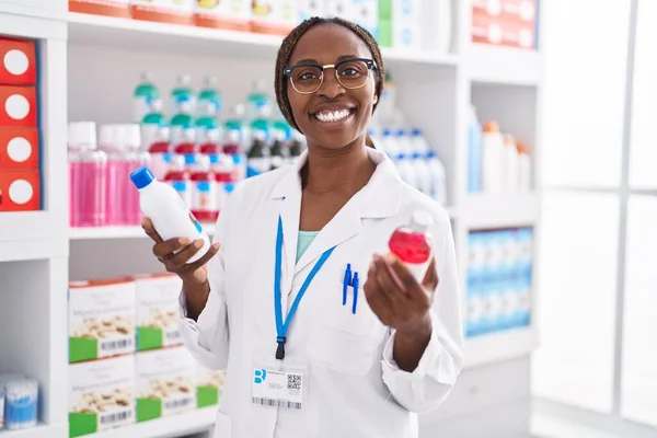 Afrikaans Amerikaanse Vrouw Apotheker Glimlachend Zelfverzekerd Houden Van Medicatie Flessen — Stockfoto