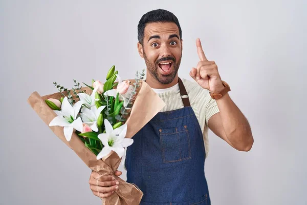 Homem Hispânico Com Barba Trabalhando Como Florista Apontando Dedo Para — Fotografia de Stock