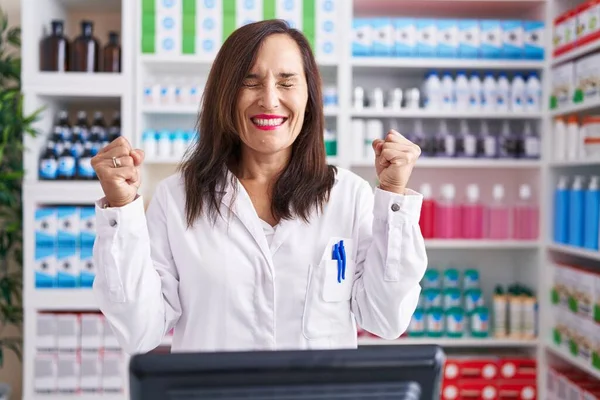Μεσήλικη Μελαχρινή Γυναίκα Που Εργάζεται Στο Φαρμακείο Ενθουσιασμένος Για Την — Φωτογραφία Αρχείου