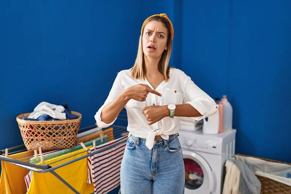 Junge Blonde Frau Der Waschküche Eile Zeigt Auf Zeit Ungeduld — Stockfoto