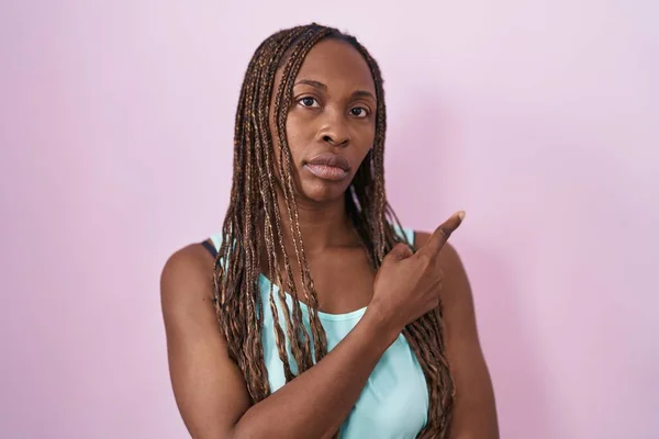 Femme Afro Américaine Debout Sur Fond Rose Pointant Avec Doigt — Photo