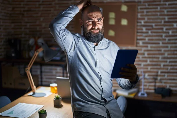 Young Hispanic Man Beard Tattoos Working Office Night Confuse Wondering — Stock Photo, Image