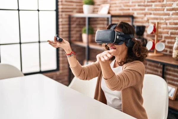 Mulher Hispânica Meia Idade Usando Óculos Realidade Virtual Casa — Fotografia de Stock