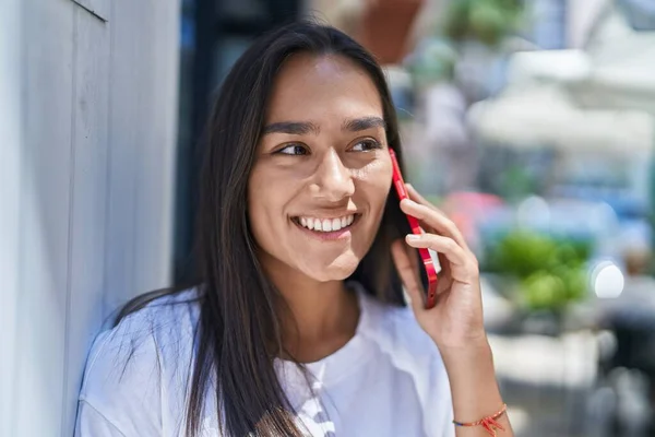 Jong Mooi Latino Vrouw Glimlachen Zelfverzekerd Praten Smartphone Straat — Stockfoto