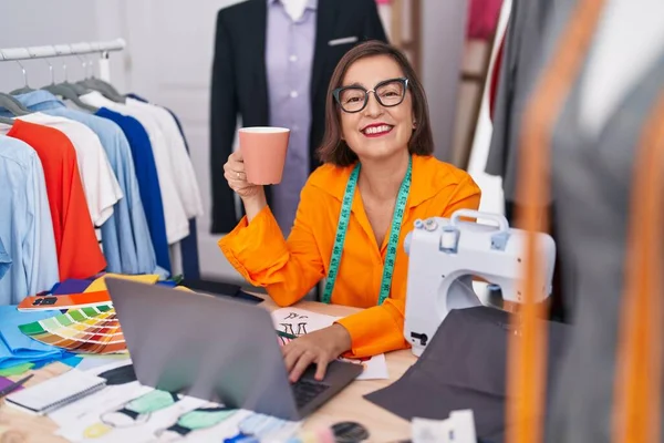 Middle Age Woman Tailor Using Laptop Drinking Coffee Tailor Shop — Stock Photo, Image