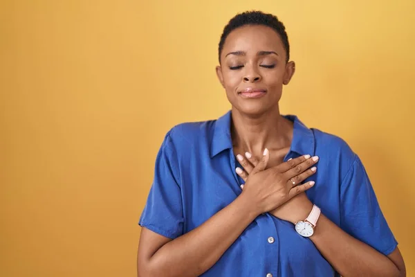 Mulher Afro Americana Sobre Fundo Amarelo Sorrindo Com Mãos Peito — Fotografia de Stock