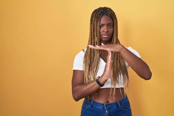 Sarı Arka Planda Örülmüş Saçları Olan Afrikalı Amerikalı Bir Kadın — Stok fotoğraf