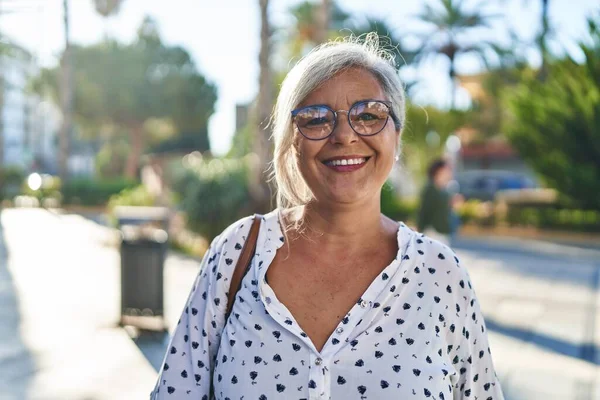 Mujer Mediana Edad Sonriendo Confiada Pie Calle —  Fotos de Stock
