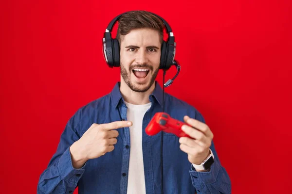 Hispanic Man Beard Playing Video Game Holding Controller Smiling Happy — Fotografia de Stock