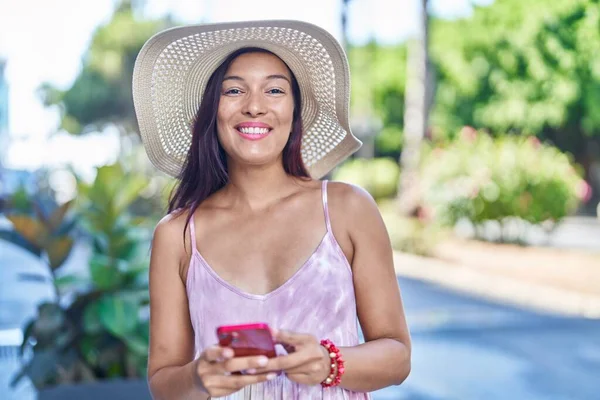 Joven Mujer Hispana Hermosa Turista Sonriendo Confiado Usando Smartphone Parque — Foto de Stock