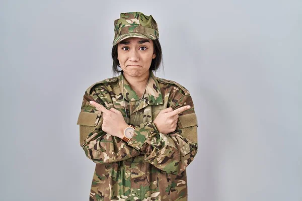 Νεαρή Νοτιοασιάτισσα Που Φοράει Στρατιωτική Στολή Καμουφλάζ Δείχνοντας Και Τις — Φωτογραφία Αρχείου