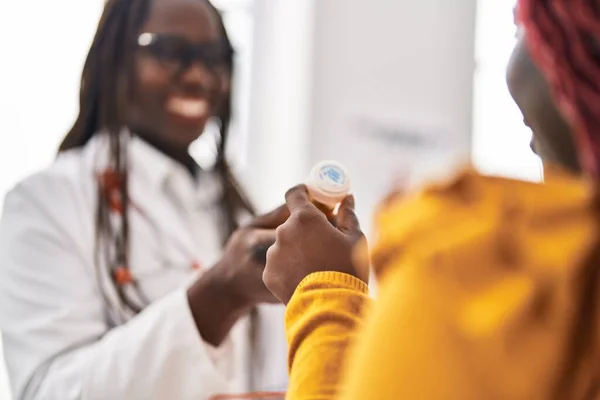 Donne Afroamericane Medico Paziente Prescrivere Pillole Trattamento Clinica — Foto Stock