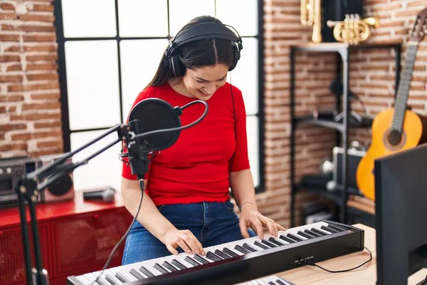 Young Woman Musician Playing Piano Keyboard Music Studio — Φωτογραφία Αρχείου
