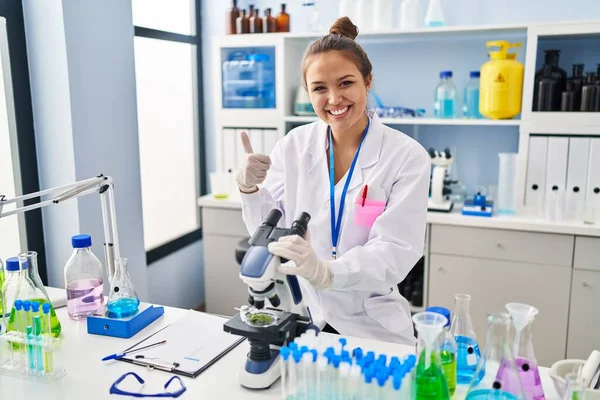 Νεαρή Ισπανόφωνη Γυναίκα Που Εργάζεται Στο Εργαστήριο Επιστήμονας Χαμογελώντας Χαρούμενος — Φωτογραφία Αρχείου