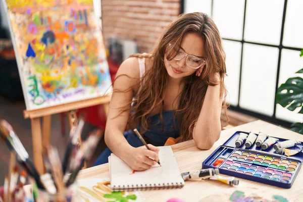 Junge Schöne Hispanische Künstlerin Lächelt Selbstbewusst Zeichnung Auf Notizbuch Kunststudio — Stockfoto