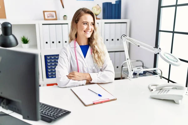 Young Woman Wearing Doctor Uniform Smiling Confident Clinic — Stock Photo, Image