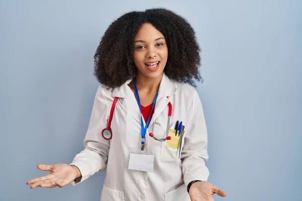Jeune Femme Afro Américaine Portant Uniforme Médecin Stéthoscope Souriant Gai — Photo
