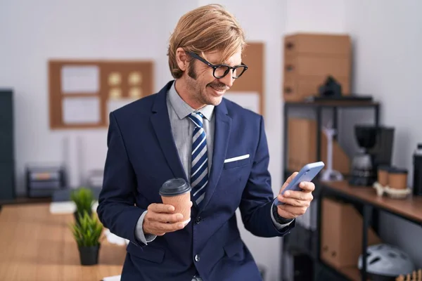 Ung Blond Man Företagare Som Använder Smartphone Dricka Kaffe Kontoret — Stockfoto
