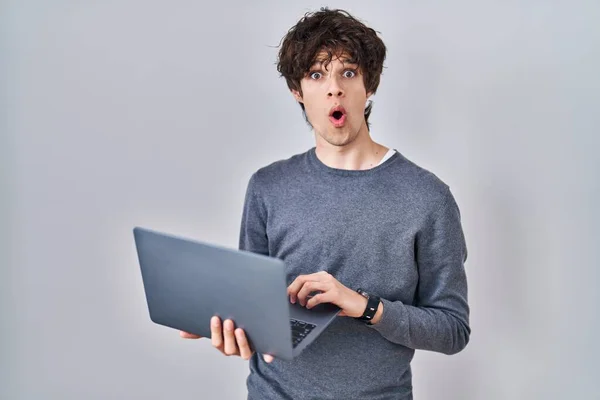 Młody Człowiek Działa Pomocą Laptopa Komputerowego Przestraszony Zdumiony Otwartymi Ustami — Zdjęcie stockowe