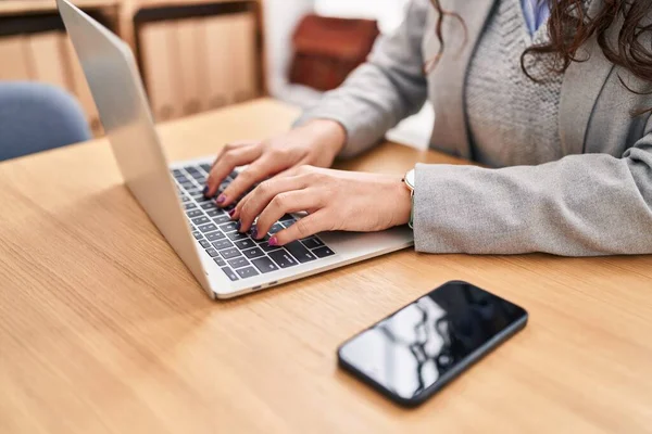 Jovem Mulher Hispânica Empresária Usando Laptop Trabalhando Escritório — Fotografia de Stock