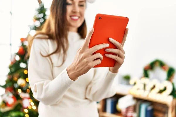 Hispanische Frau Mittleren Alters Benutzt Touchpad Das Hause Weihnachtsbaum Steht — Stockfoto