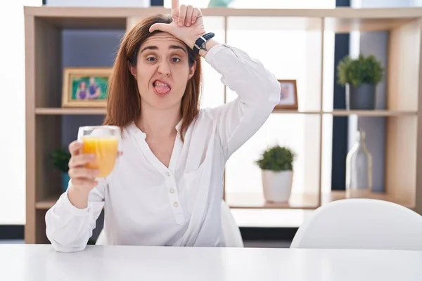 Brunette Vrouw Drinken Van Glas Sinaasappelsap Lachen Van Mensen Met — Stockfoto