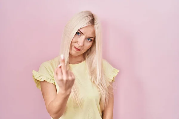 Caucasian Woman Standing Pink Background Showing Middle Finger Impolite Rude — Zdjęcie stockowe