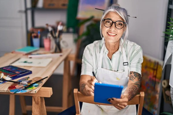 Orta Yaşlı Gri Saçlı Gülümseyen Bir Kadın Sanatçı Resim Stüdyosunda — Stok fotoğraf