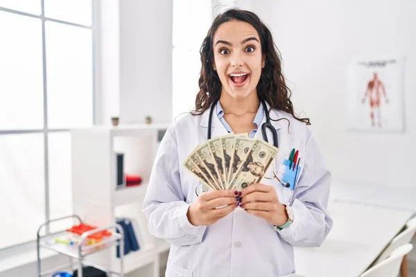 Jonge Dokter Vrouw Met Geld Vieren Gek Verbaasd Voor Succes — Stockfoto
