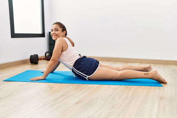 Young Hispanic Woman Smiling Confident Stretching Sport Center — Stock Photo, Image