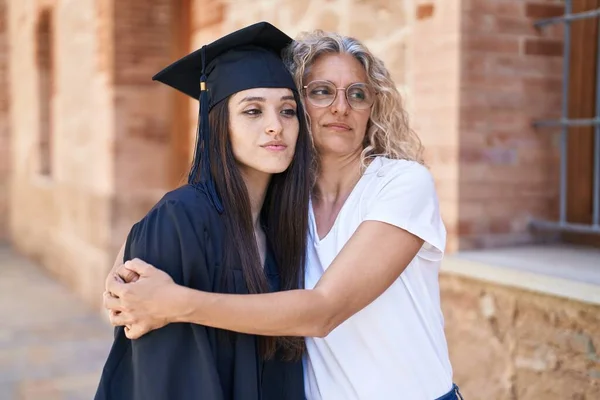 Due Donne Madre Figlia Laureata Che Abbracciano All Università Del — Foto Stock