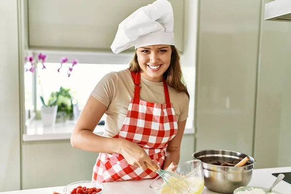 Joven Hermosa Mujer Hispana Sonriendo Confiada Mezclando Huevos Cocina —  Fotos de Stock
