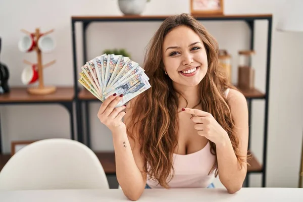 Mujer Hispana Joven Sosteniendo Billetes Sol Peruanos Sonriendo Feliz Señalando — Foto de Stock