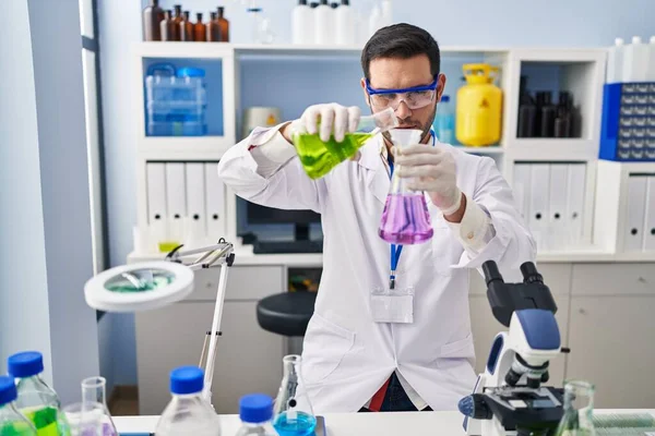 Jeune Homme Hispanique Scientifique Mesurant Liquide Laboratoire — Photo