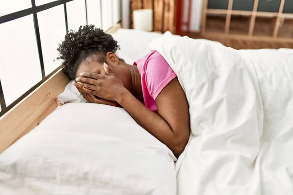 Afrikalı Amerikalı Kadın Yatak Odasında Yatarken Stresli — Stok fotoğraf
