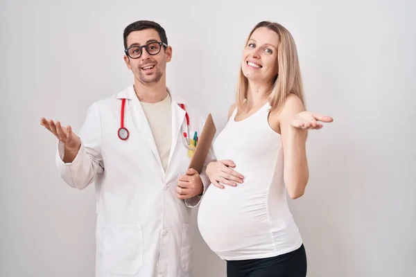 Doktoru Olan Bir Bebek Bekleyen Genç Kadın Başarıyı Mutlu Bir — Stok fotoğraf