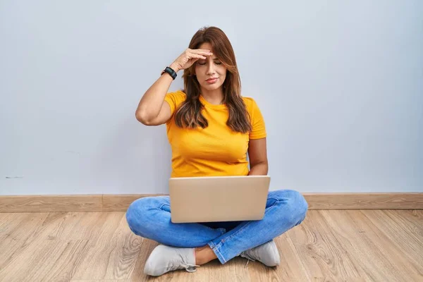 Mujer Hispana Usando Laptop Sentada Suelo Casa Preocupada Estresada Por —  Fotos de Stock