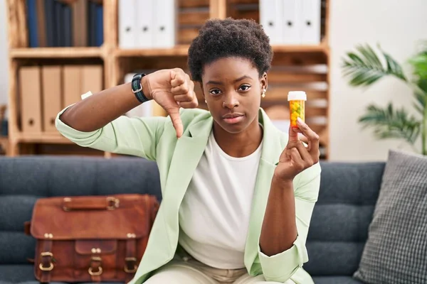 Afro Amerikaanse Vrouw Werkt Aan Depressie Holding Pillen Met Boos — Stockfoto