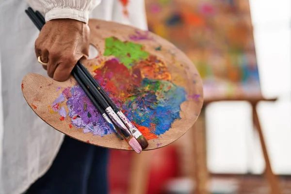 中年妇女艺术家在艺术工作室拿着画笔和调色板 — 图库照片