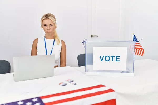 Young Caucasian Woman America Political Campaign Election Skeptic Nervous Frowning — Stock Photo, Image