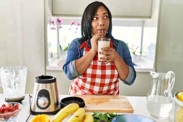 Hispanic Brunette Woman Drinking Fresh Fruit Smoothie Kitchen — Stok fotoğraf