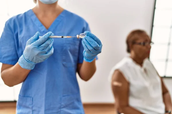 アフリカ系アメリカ人のシニア女性患者がクリニックで予防接種を受け — ストック写真