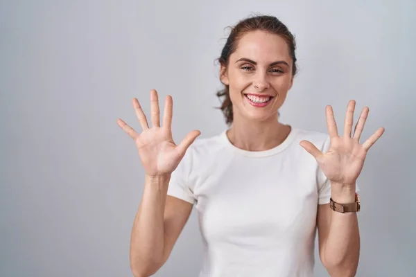 Beautiful Brunette Woman Standing Isolated Background Showing Pointing Fingers Number — Stock Photo, Image