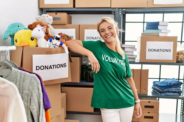 Jovem Loira Voluntária Menina Sorrindo Feliz Centro Caridade — Fotografia de Stock