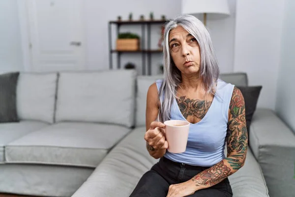 Mujer Pelo Gris Mediana Edad Bebiendo Café Sentada Sofá Casa —  Fotos de Stock