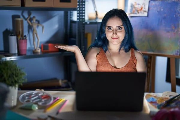 Young Modern Girl Blue Hair Sitting Art Studio Laptop Night — Stok fotoğraf